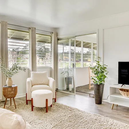 Hilo Apartment With Lanai - 2 Mi To Beaches!